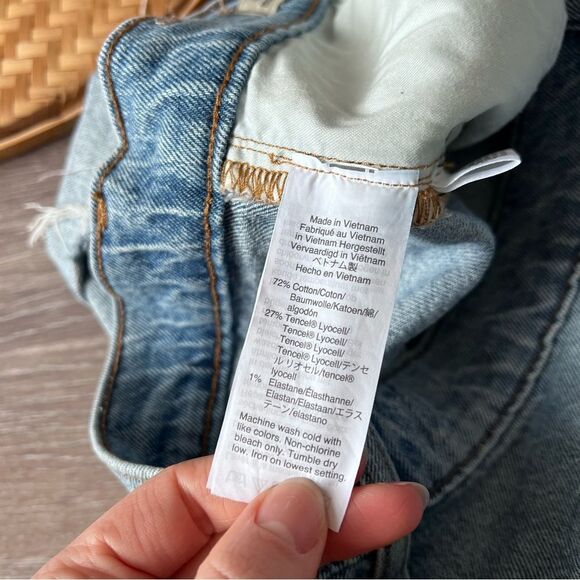 Madewell High-Rise Denim‎ Shorts in Cantrell Wash: TENCEL™ Lyocell Edition - Picture 9 of 10